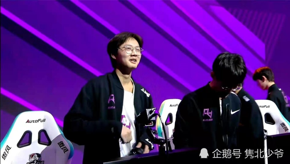 开云体育下载APP-包含出色发挥引发热议！，TheShy在巴黎圣日耳曼比赛中反败为胜赛场气氛高涨的词条